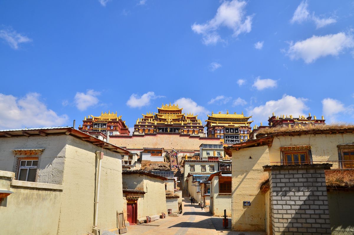 香格里拉在哪里哪个省份哪个市香格里拉位于云南省的藏区地区，是云南省内著名的旅游胜地之一。香格里拉拥有得天独厚的自然风光和人文景观，吸引了众多游客前来探访。