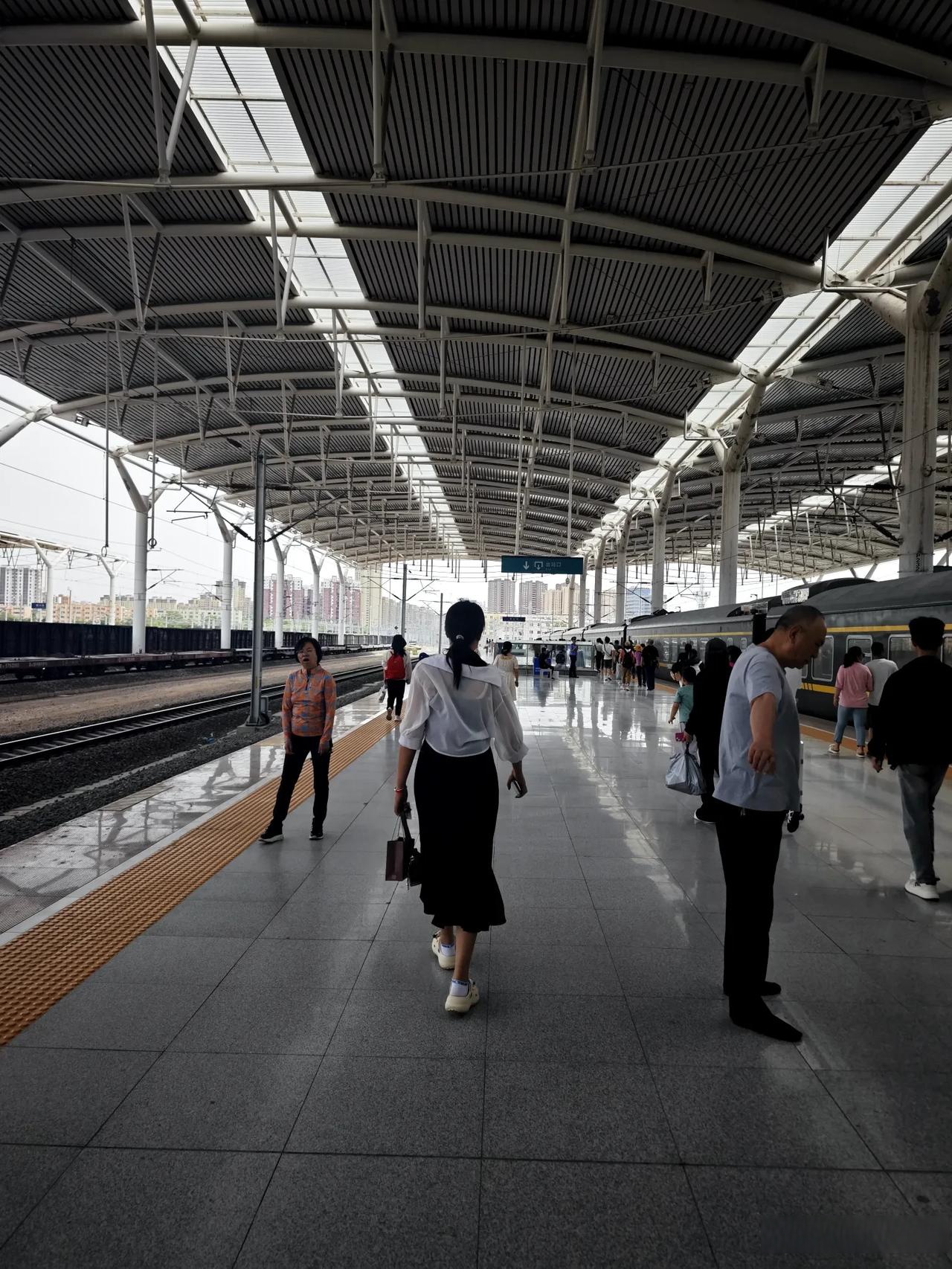新疆首批旅游团进疆之旅