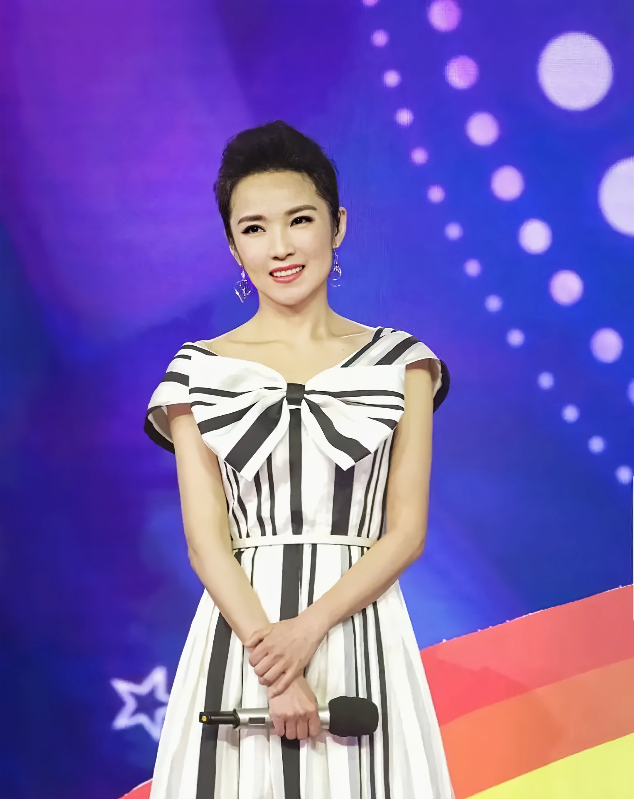 东南卫视主持人管艺东南卫视主持人管艺，才华横溢的主持人-第2张图片
