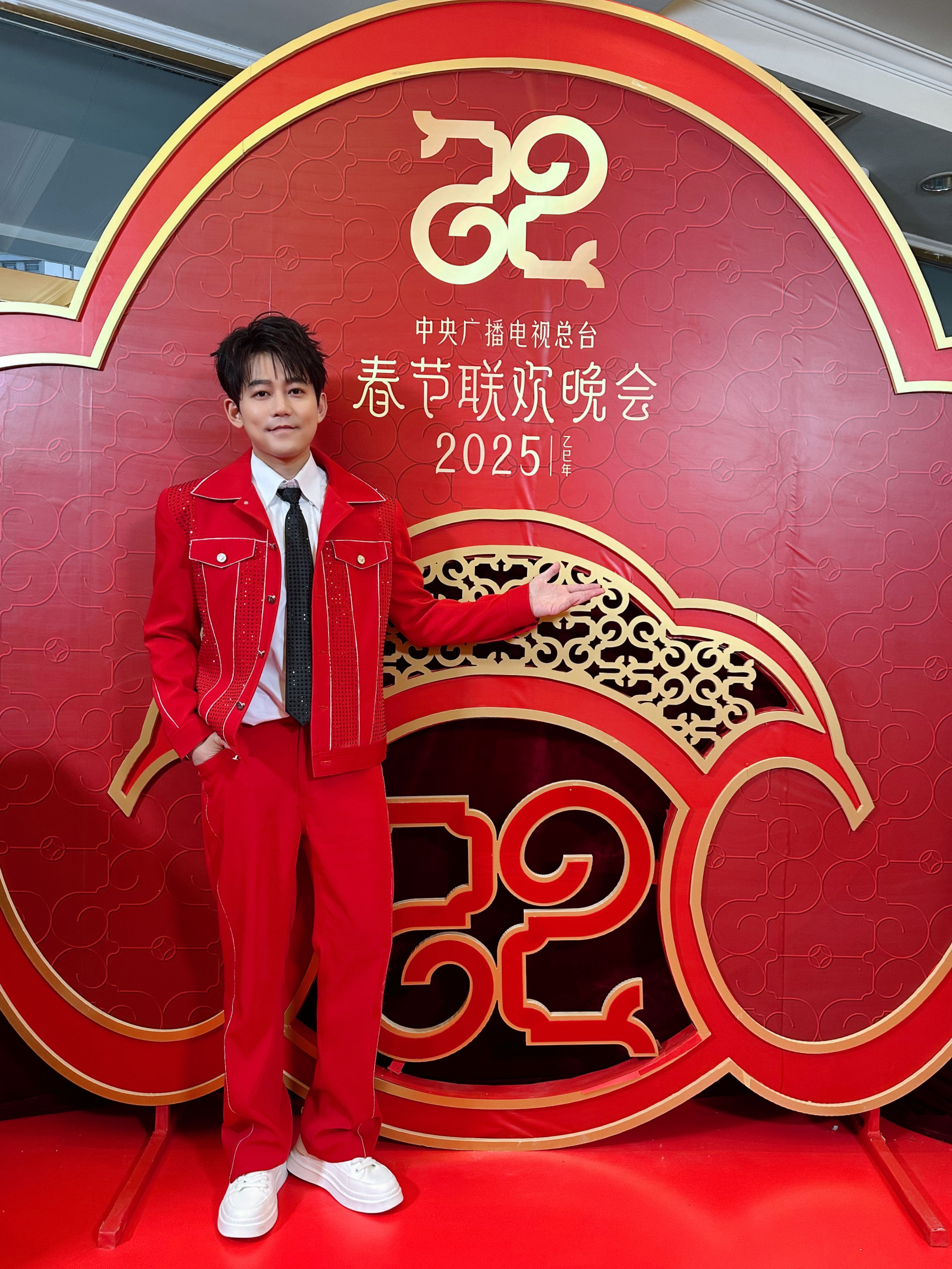 春晚邓鸣贺三毛春晚璀璨星光，邓鸣贺的璀璨绽放-第2张图片