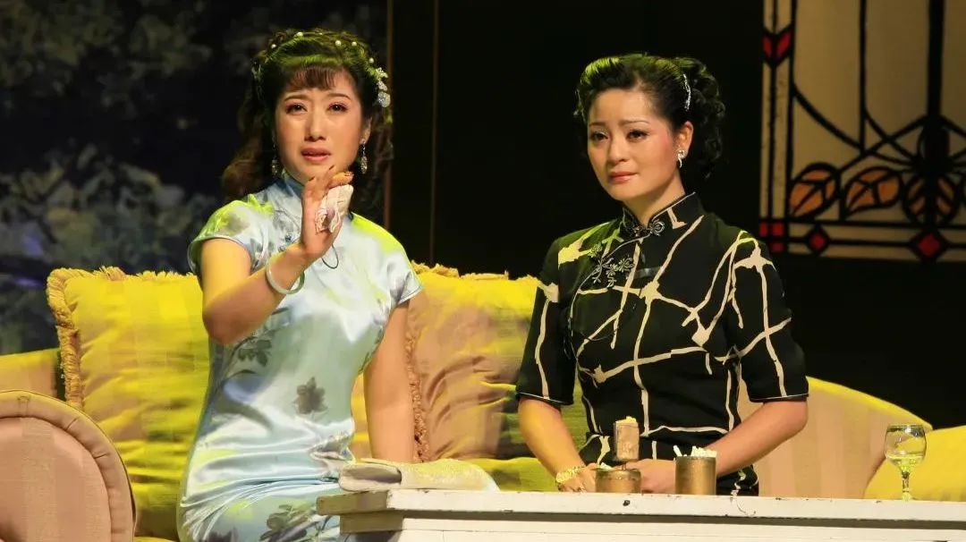 石榴裙什么意思?石榴裙下的浪漫与激情