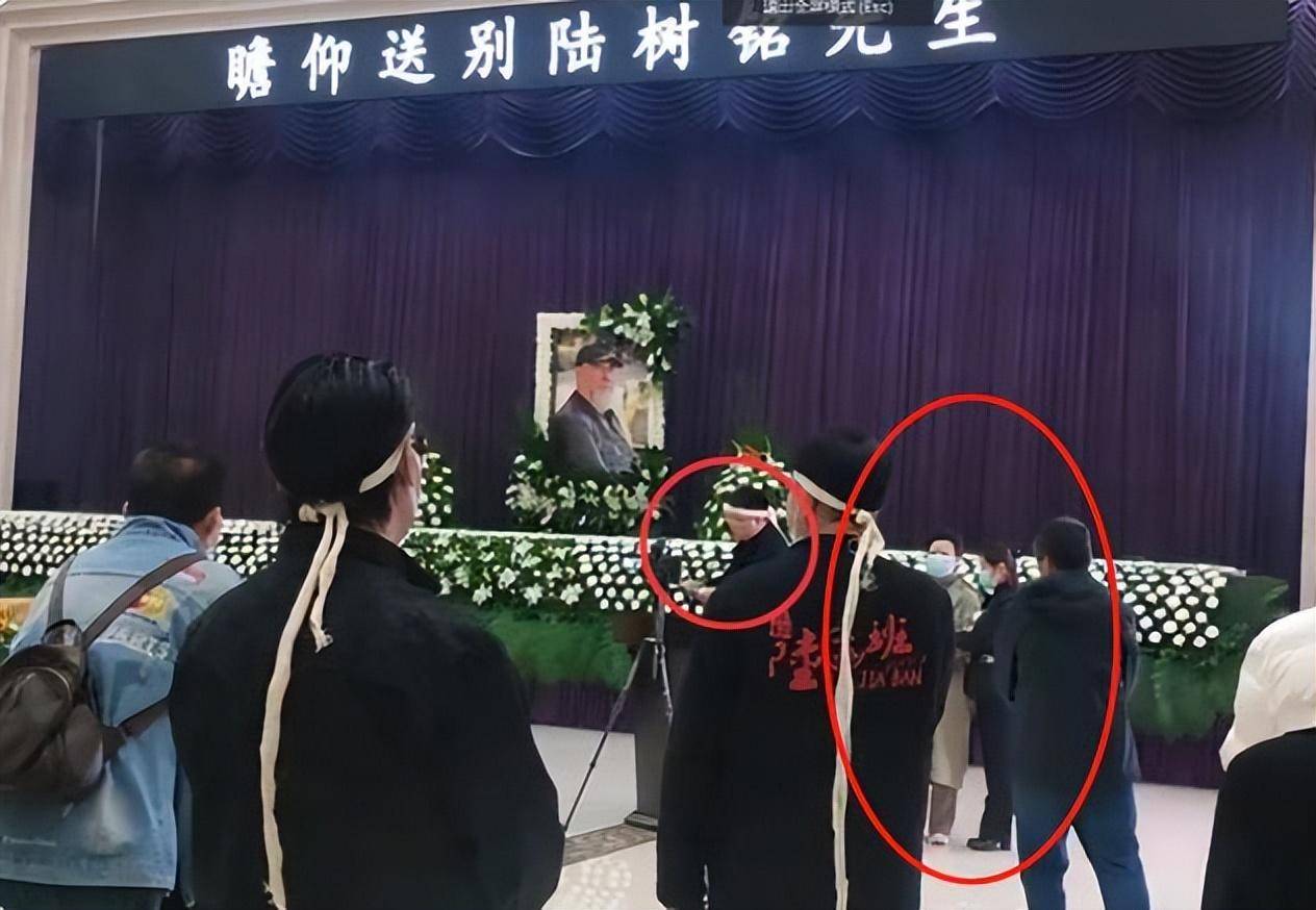 未亡人夫遗像前的电影如何观看未亡人，情感的交织与人生的选择-第2张图片