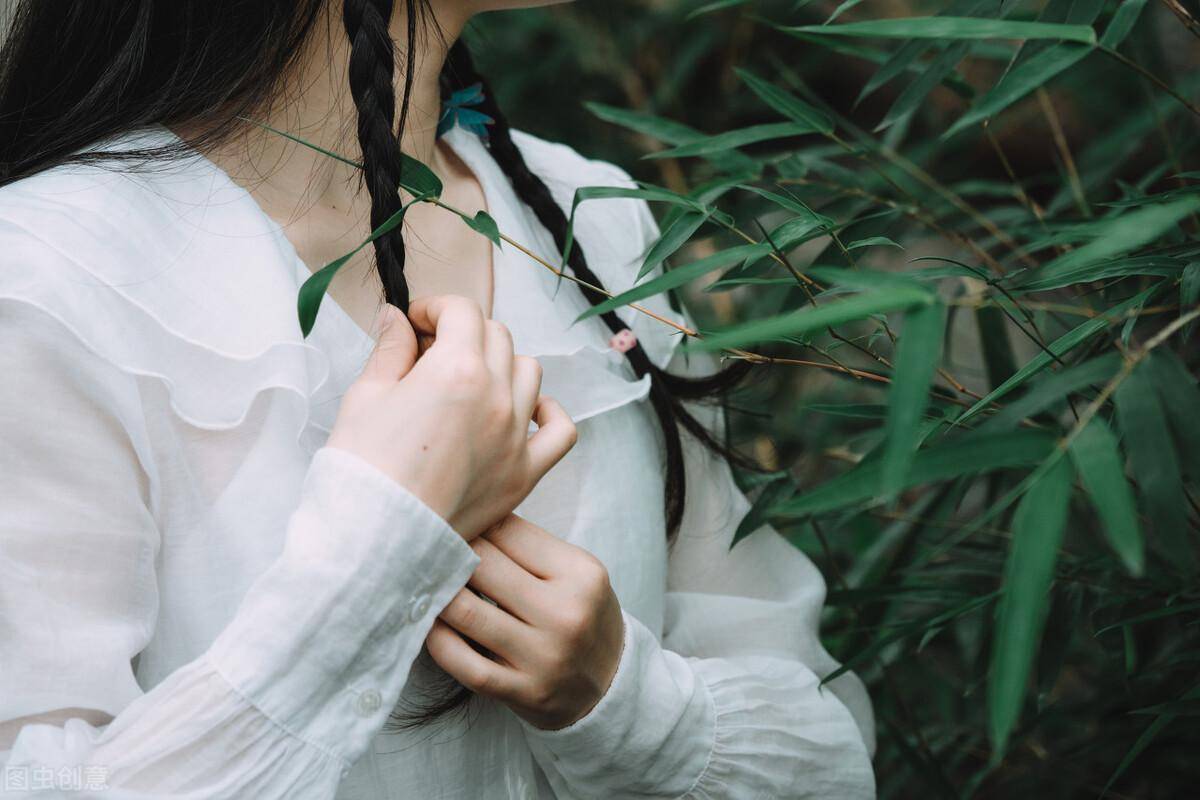 未亡人夫遗像前的电影如何观看未亡人，情感的交织与人生的选择-第3张图片