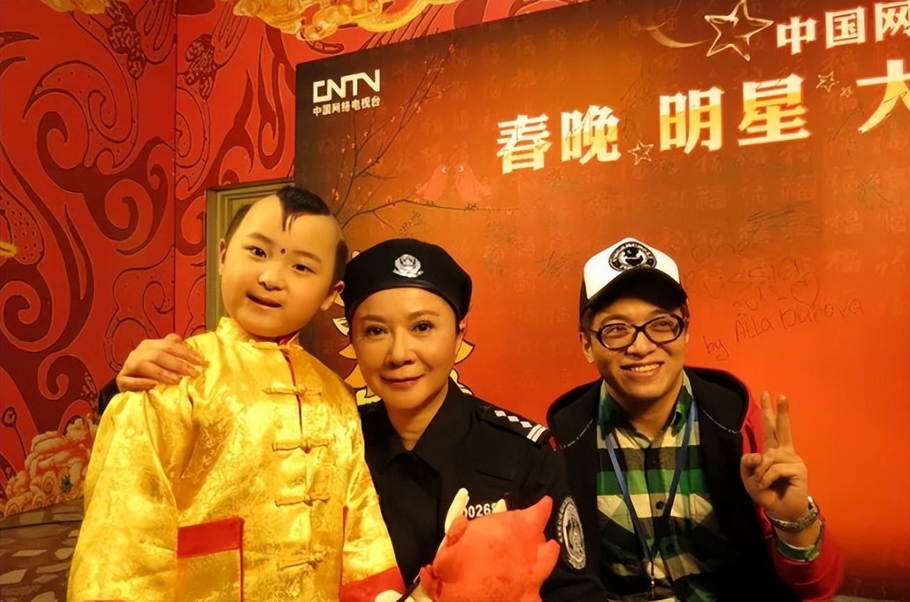 小童星邓鸣贺春晚童星邓鸣贺，星光璀璨的璀璨之星