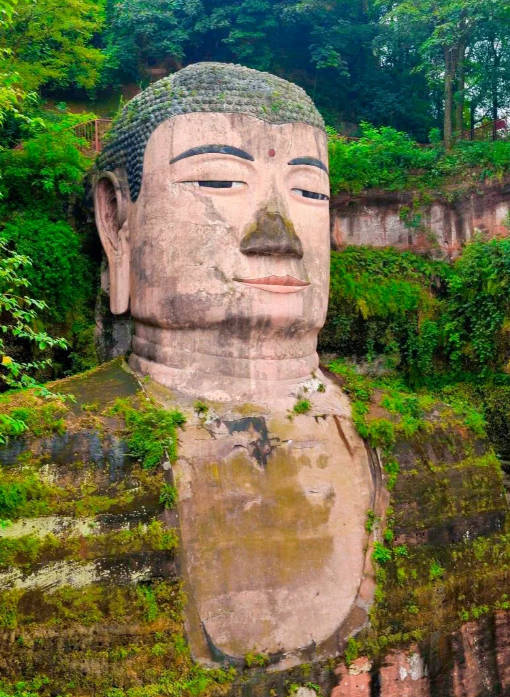 乐山大佛在哪里乐山大佛位于四川省乐山市，是世界上最大的石刻佛像之一。乐山大佛建造于唐代，历经千年风雨，至今仍然屹立不倒，被誉为古代艺术的瑰宝。