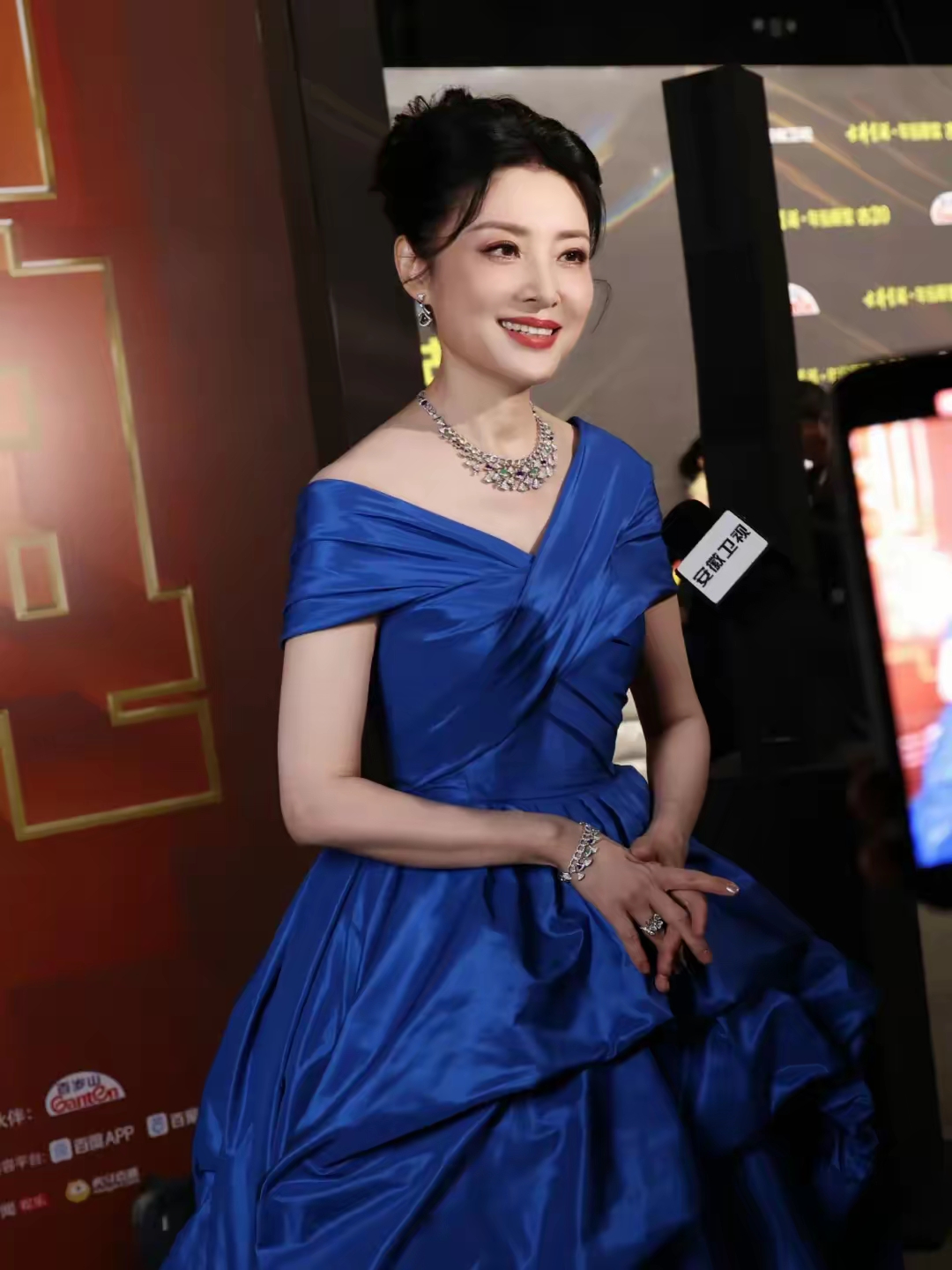 傅艺伟与金巧巧，演艺界的璀璨明星