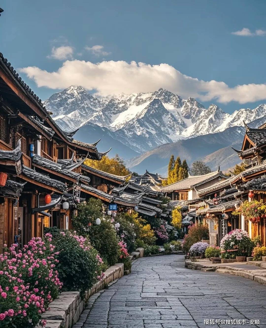 香格里拉位于云南省的藏区地区，是云南省内著名的旅游胜地之一。香格里拉拥有得天独厚的自然风光和人文景观，吸引了众多游客前来探访。