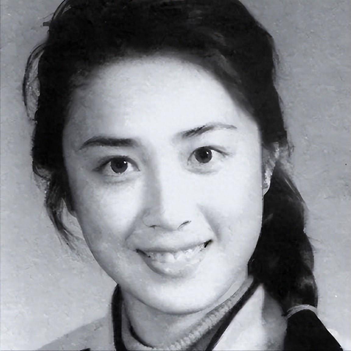 傅艺伟和金巧巧年轻时照片对比傅艺伟与金巧巧，演艺界的璀璨明星