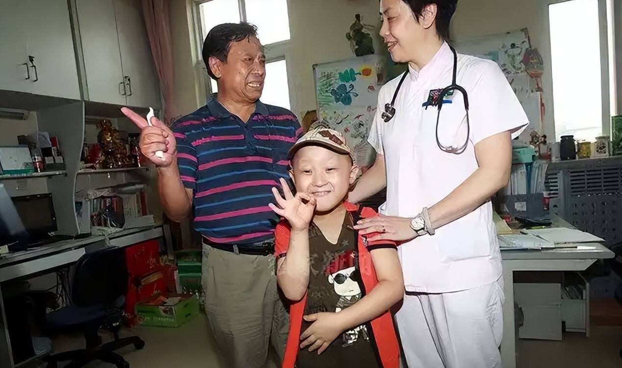 春晚小演员邓鸣贺春晚童星邓鸣贺，星光璀璨的璀璨之星-第2张图片