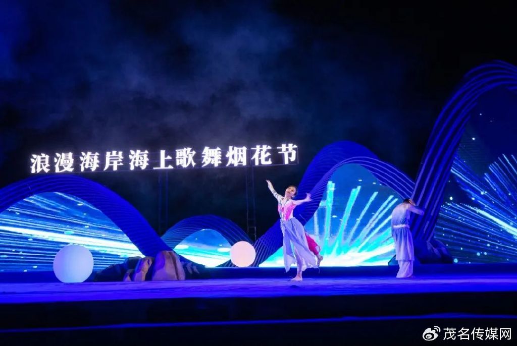 春晚邓鸣贺春晚璀璨星光，邓鸣贺的璀璨绽放